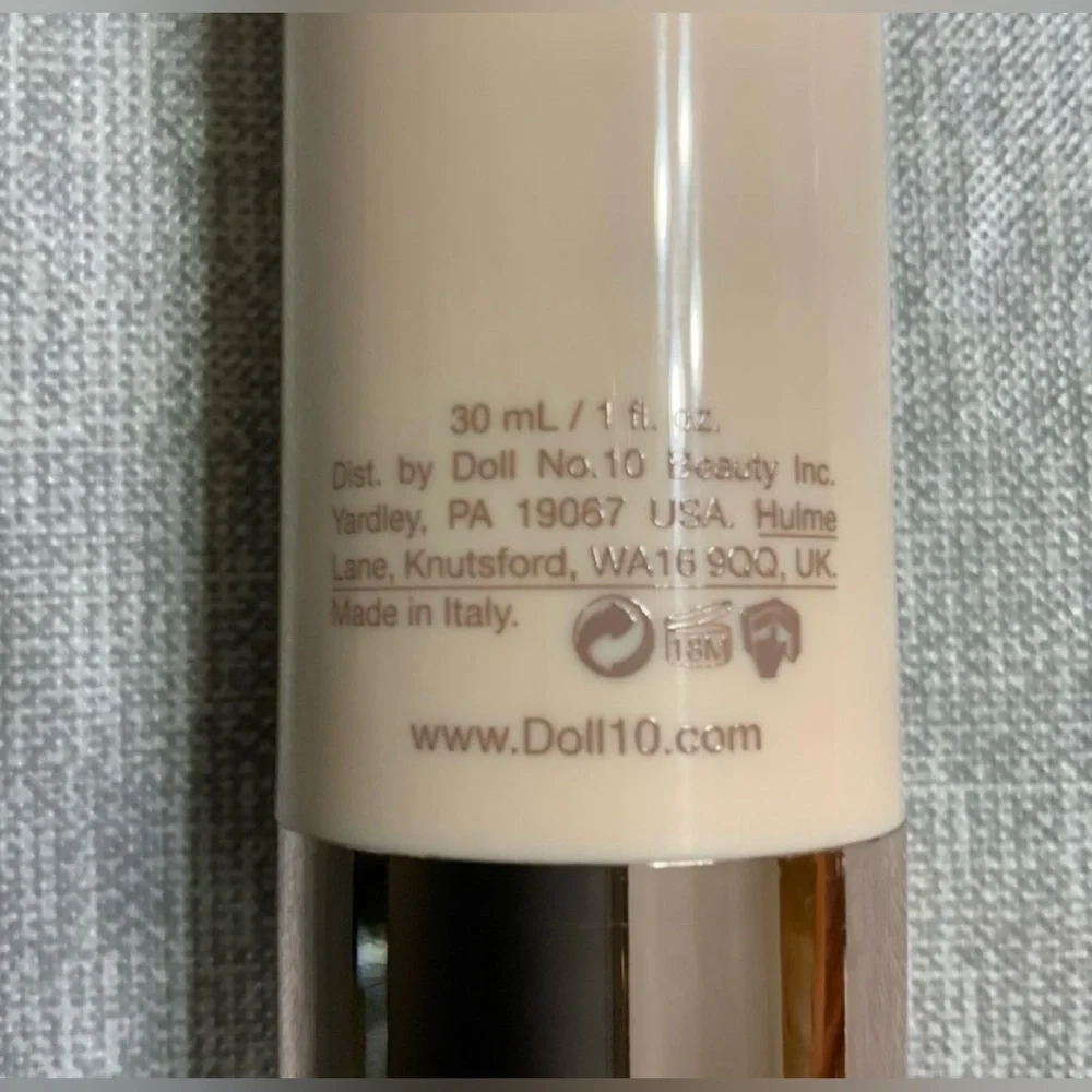 Doll 10 - HydraLux Smoothing Foundation - Various Shades - NIB and NWOB